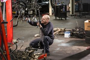 professioneel bedrijf foto van autobedrijf garage met man aan het werk - mooimerk