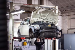 professioneel bedrijf foto van autobedrijf garage met jongen aan het werk - mooimerk