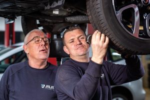 professioneel bedrijf foto van autobedrijf garage met mannen aan het werk - mooimerk