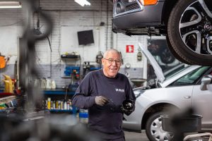 professioneel bedrijf foto van autobedrijf garage met man aan het werk - mooimerk