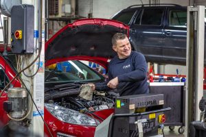 professioneel bedrijf foto van autobedrijf garage met man aan het werk - mooimerk