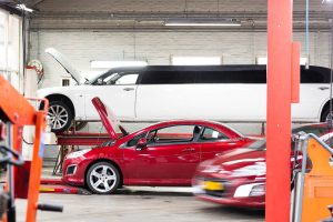 professioneel bedrijf foto van autobedrijf garage van rode auto - mooimerk