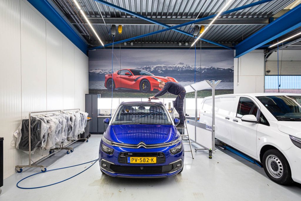 professioneel bedrijf foto van autobedrijf garage - mooimerk