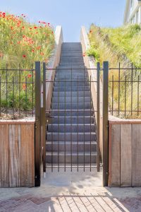 professioneel architectuur foto van een hek bij trap - mooimerk