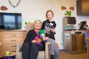 professioneel bedrijf foto van oudere vrouw met meisje met handicap op een stoel - mooimerk