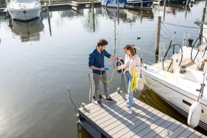 professioneel bedrijf foto van man en vrouw met elektrische boot oplader - mooimerk