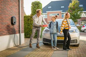 professioneel bedrijf foto van man met elektrische auto en kinderen - mooimerk