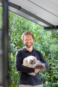 professioneel portret van man met kat voor groen - mooimerk